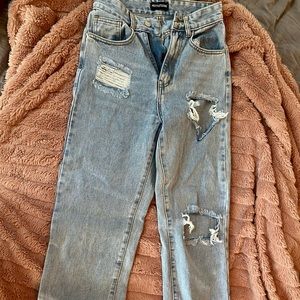 Distressed wide leg with side slits on bottom part of legs. Trendy and chic!